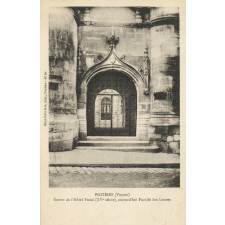 Poitiers (Vienne) - Entrée de l'Hôtel Fumé (XVe siècle), aujourd'hui Faculté des Lettres.