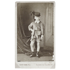 Fillette en habit de garçon et chapeau à plume.