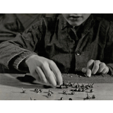 Enfant mal-voyant écrivant en braille avec une Perkins. 