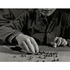 Enfant mal-voyant écrivant en braille avec une Perkins.