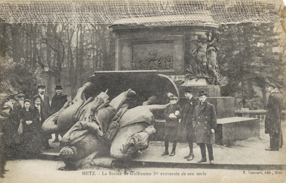 Metz - La Statue de Guillaume Ier renversée de son socle.