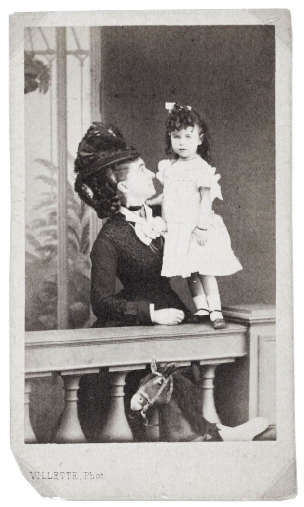 Femme et petite fille. 