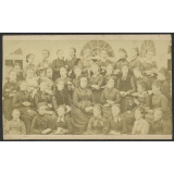 Photo de classe d'un groupe de jeunes filles.