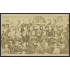 Photo de classe d'un groupe de jeunes filles.