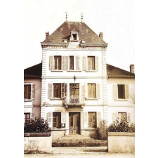 Façade de la mairie-école de garçons. 