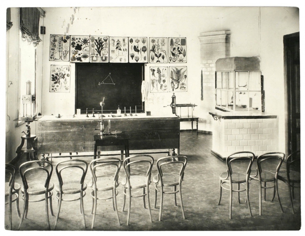Cabinet de physique du IIème gymnase des demoiselles d'Odessa, en Russie.