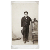 Garçon en costume. 