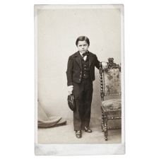 Garçon en costume.