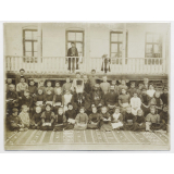 Elèves et instituteurs de l'école élémentaire à Erivan (Arménie).