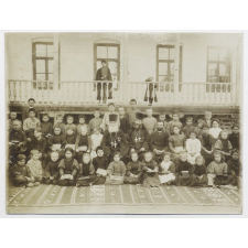 Elèves et instituteurs de l'école élémentaire à Erivan (Arménie).