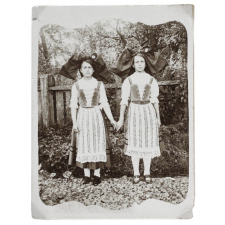 Deux petites Alsaciennes, élèves d'un cours d'adultes.