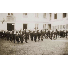 Ecole Pellerin à Beauvais - Enseignement de la gymnastique (groupe n°1) : Formation de rassemblement en 4 sections. 