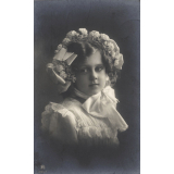Portrait de fillette parée pour une procession. 