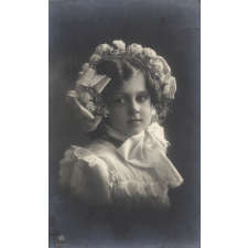 Portrait de fillette parée pour une procession. 