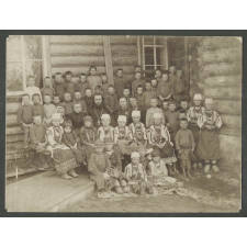 Elèves et maîtres posant devant un bâtiment, Russie.