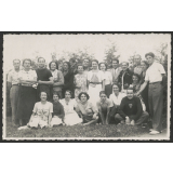 Groupe de jeunes gens.