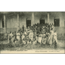 Afrique Equatoriale - La sortie des classes.