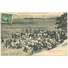Mandres-sur-Vair (près de Contrexéville, Vosges) - La Colonie Scolaire en promenade dans les Champs.