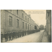 Loué - Ecole supéreure de Garçons - Départ des pensionnaires pour la promenade.