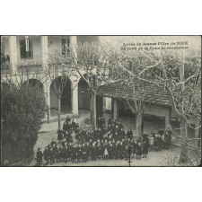 Lycée de Jeunes Filles de Nice - Un Coin de la Cour de récréation.