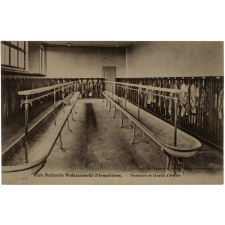 Ecole Nationale Professionnelle d'Armentières - Vestiaire et lavabo d'atelier.