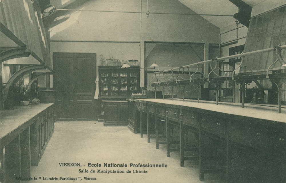 Vierzon - Ecole Nationale Professionnelle - Salle de Manipulation de Chimie.
