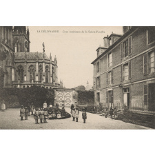 La Délivrande - Cour intérieure de la Sainte-Famille.