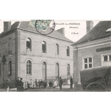 Halloy-lès-Pernois (Somme) - L'Ecole.