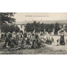 Pen-Bron - Cour de récréation des Filles.
