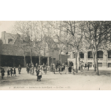 2 - Beauvais - Institution du Saint-Esprit - La cour.