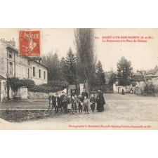 605 - Saint-Cyr-sur-Morin (S.-&-M.) - Le Pensionnat et la Place du Château.