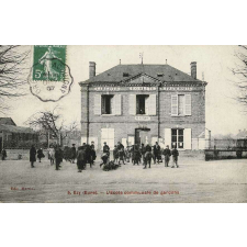 9 - Ezy (Eure) - L'Ecole communale de garçons.