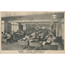 Paris - Ecole Universelle - Une salle de dactylographie du courrier.