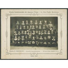 Elèves de l'école communale de jeunes-filles , Bordeaux.