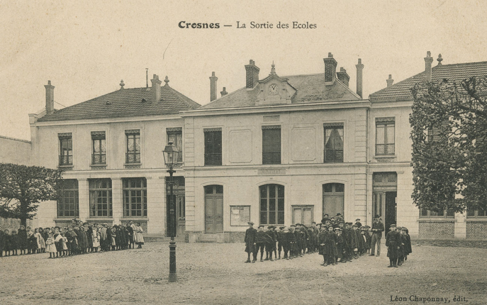 Crosnes - La Sortie des Ecoles.