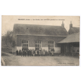 Proisy (Aisne) - Les Ecoles, vue intérieure pendant la récréation.