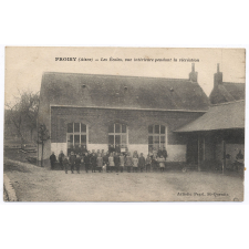Proisy (Aisne) - Les Ecoles, vue intérieure pendant la récréation.