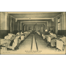 Ecole Jean-Baptiste Say : le dortoir des petits au réveil