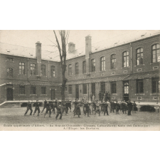 Ecole supérieure d'Albert - Au Rez-de-Chaussée : Classes, Laboratoire, Salle des Collections. - A l'Etage : les Dortoirs.