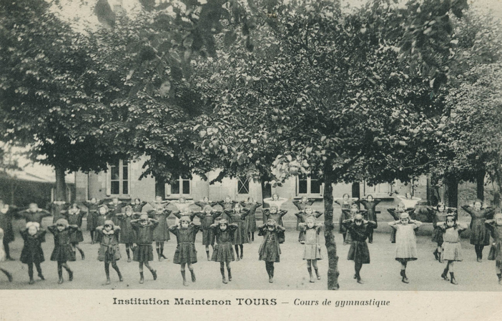 Institution Maintenon Tours - Cours de Gymnastique.