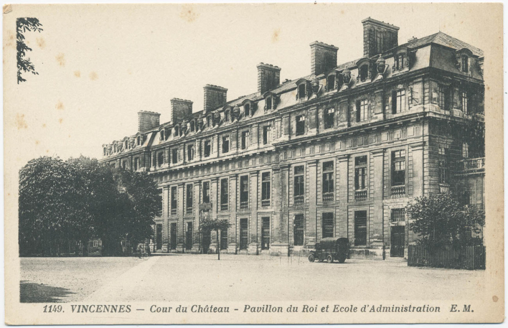 1149 - Vincennes - Cour du Château - Pavillon du Roi et Ecole d'Administration.