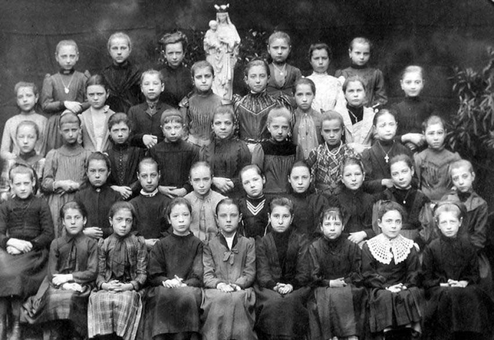 Ecole primaire de filles : photo de classe.