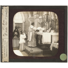 Positifs sur verre édités par la Bonne Presse. La Sainte Messe. Le prêtre lit l'évangile.