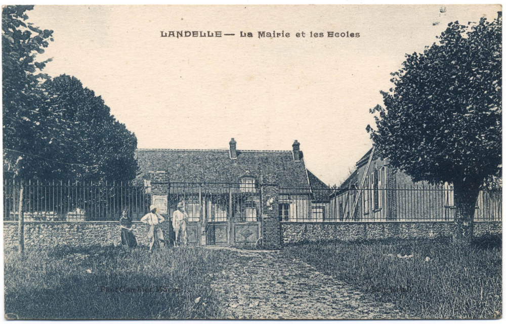 Landelle - La Mairie et les Ecoles.