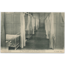 9 - Cours secondaires de la Ville de Dreux - Vue d'ensemble d'un des Dortoirs (cases séparées).