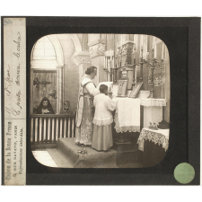 Positifs sur verre édités par la Bonne Presse. La Sainte Messe. Le prêtre découvre le calice.