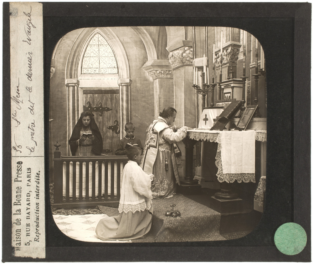 Positifs sur verre édités par la Bonne Presse. La Sainte Messe. Le prêtre dit les dernières évangiles.