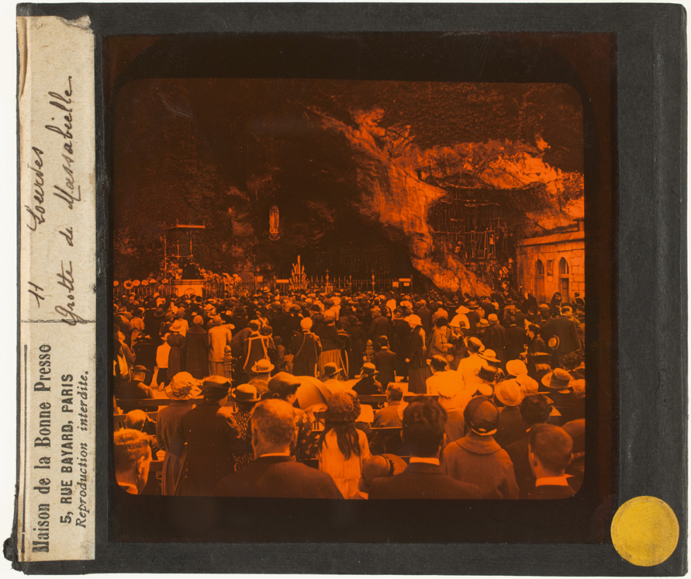 Positifs sur verre édités par la Bonne Presse. Lourdes.
Grotte de Massabielle.