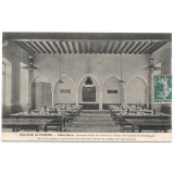 Collège de Provins - Réfectoire - Ancienne Salle des Gardes du Palais des Comtes de Champagne. Au fond, plaques commémoratives d'anciens élèves du Collège devenus célèbres.
