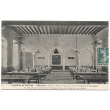 Collège de Provins - Réfectoire - Ancienne Salle des Gardes du Palais des Comtes de Champagne. Au fond, plaques commémoratives d'anciens élèves du Collège devenus célèbres.